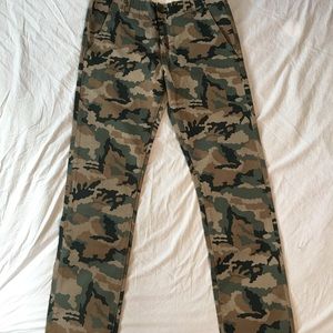 Levi’s Camo Chino Pant (NWOT)